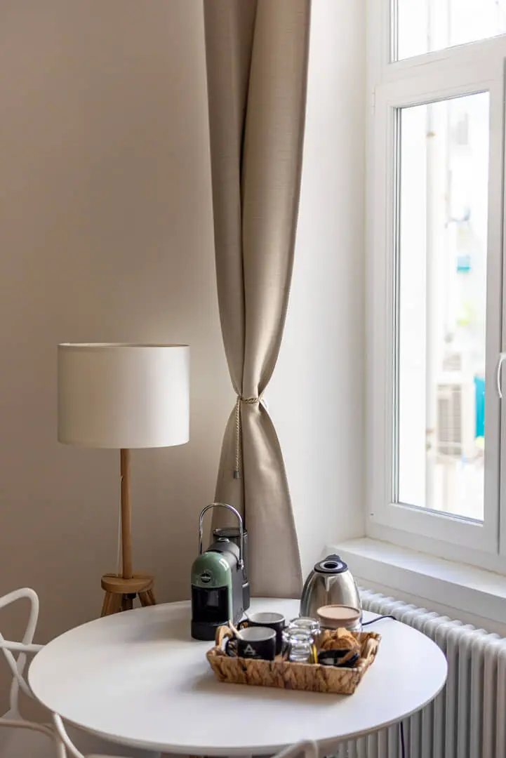 Angolo caffè accogliente con luce soffusa