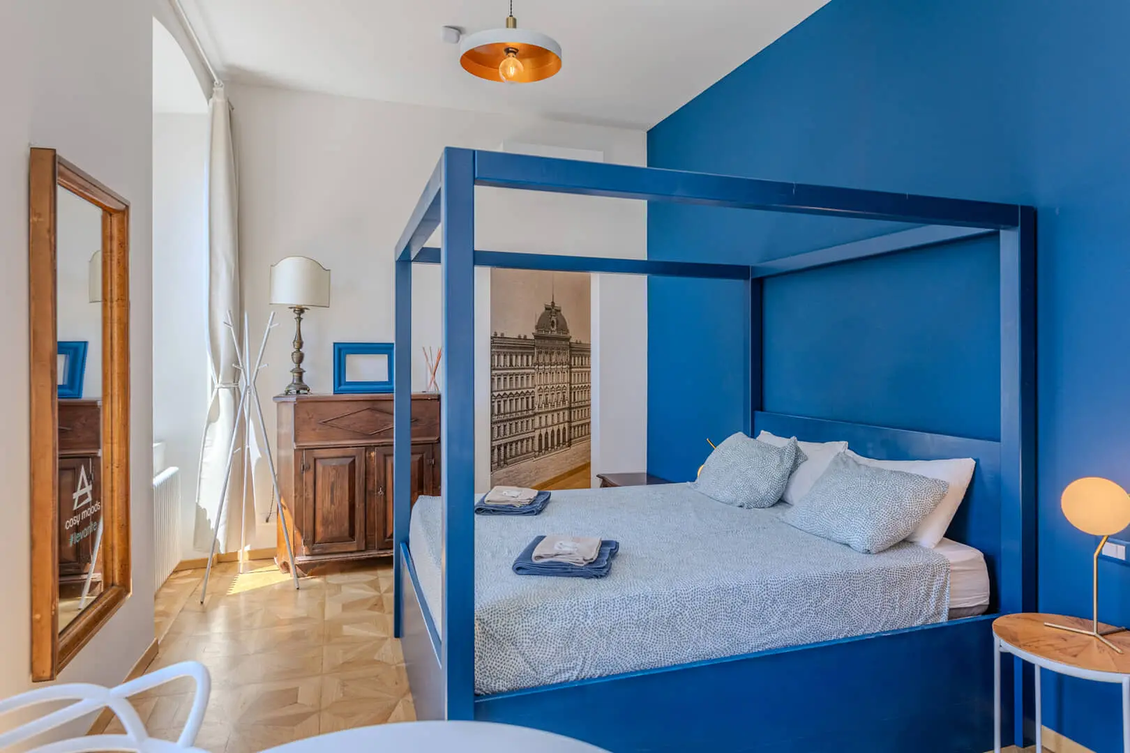Camera con letto a baldacchino blu