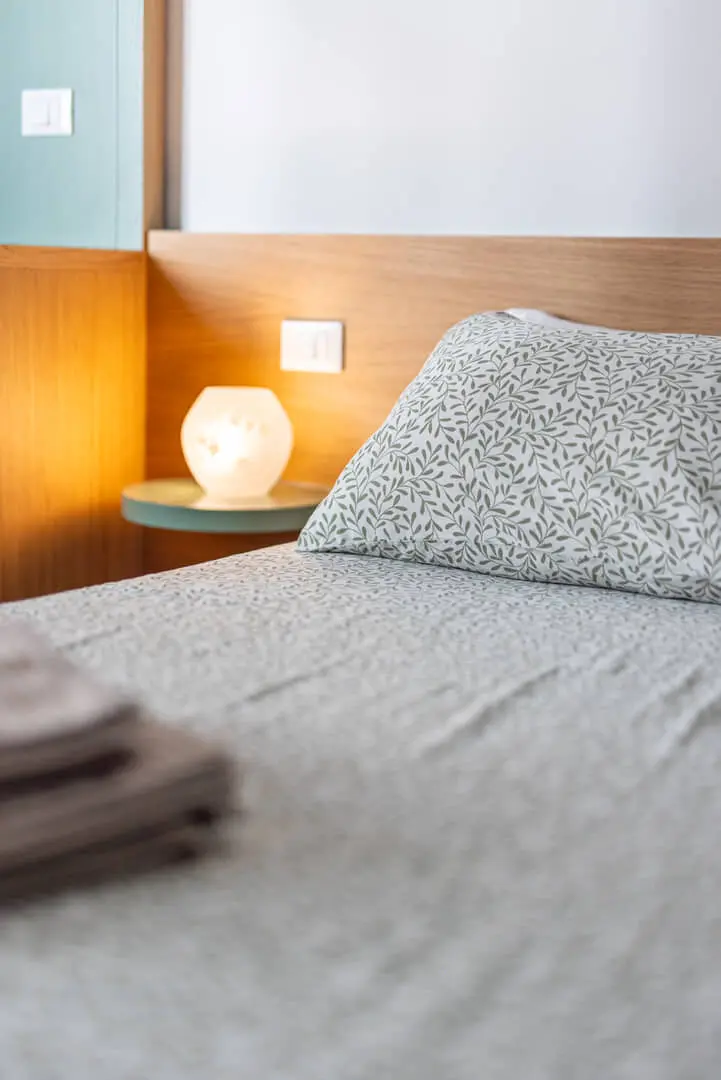 Letto accogliente con lampada soffusa